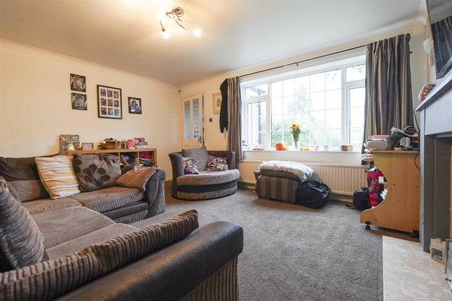 44, Highroyd, Huddersfield photo 2