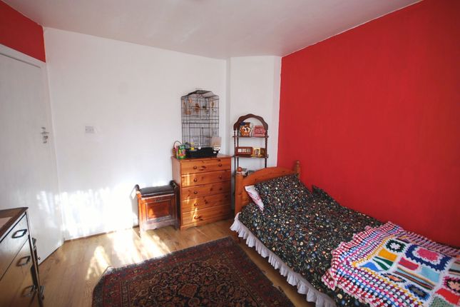 6 HAZEL GROVE, WEMBLEY photo 5