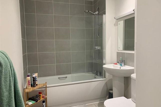 Flat to rent in The Serpentine, Aylesbury