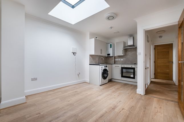 Flat 2, 15b Kilburn Lane, London photo 4
