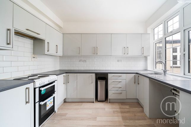 Flat to rent in Wendover Court, Finchley Road, London