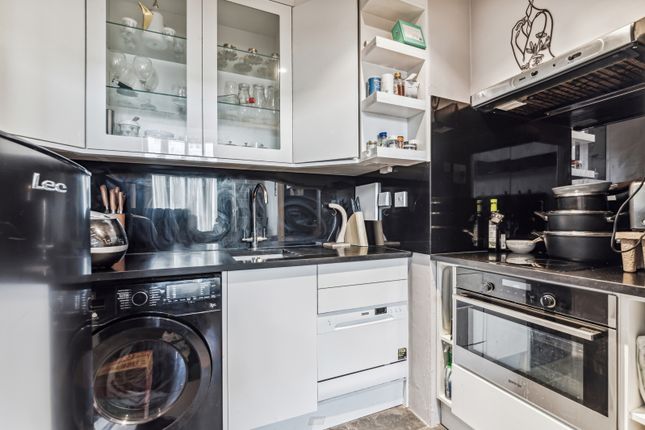 Flat to rent in Gloucester Terrace, Lancaster Gate