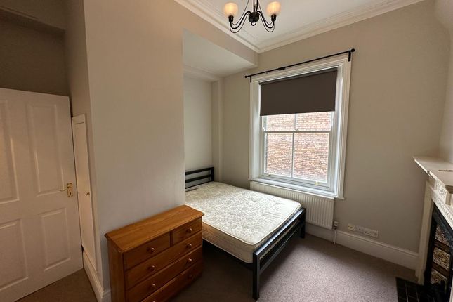 Flat 2, The Salisbury Hotel Grand Parade, London photo 4