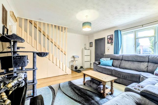 39, Sunbury Close, Bordon photo 3