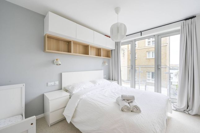 Flat to rent in Narrow Street, Limehouse, London