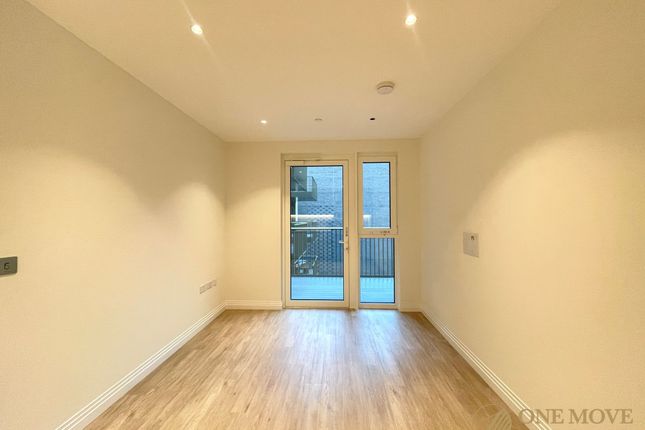 Flat 11, 9 Woodall Way, London photo 2