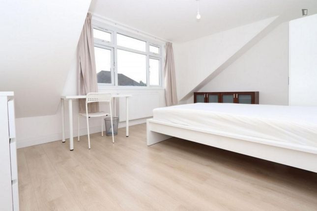 Room to rent in Basildon Avenue, Ilford