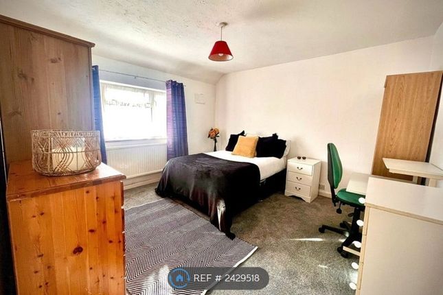 Cedar Way, Guildford photo 3