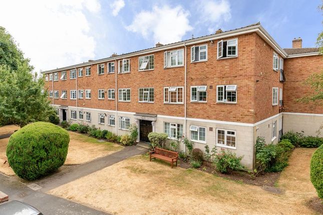 Flat to rent in Gainsborough Court, Walton-On-Thames