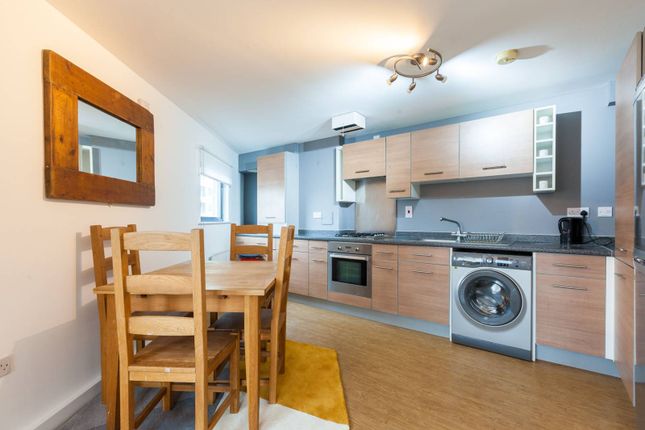 Flat to rent in Cottage Road, Islington, London