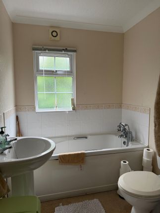 32 Fangrove Park, Chertsey photo 5