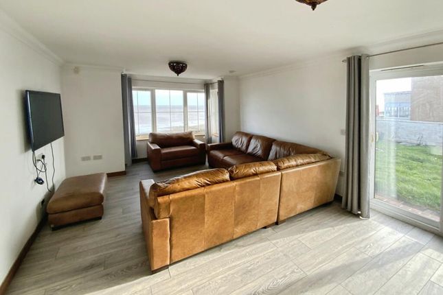 Beach View, Beach View, The Promenade, Withernsea photo 3