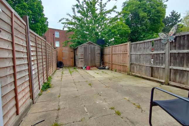 Nassau Path, Thamesmead photo 4