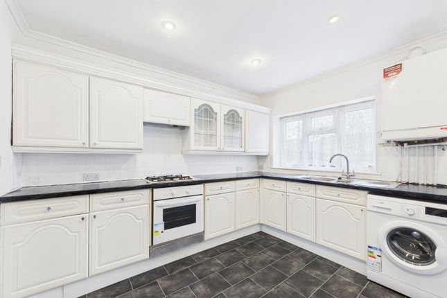 3, Ravensbourne Avenue, Staines-Upon-Thames photo 3