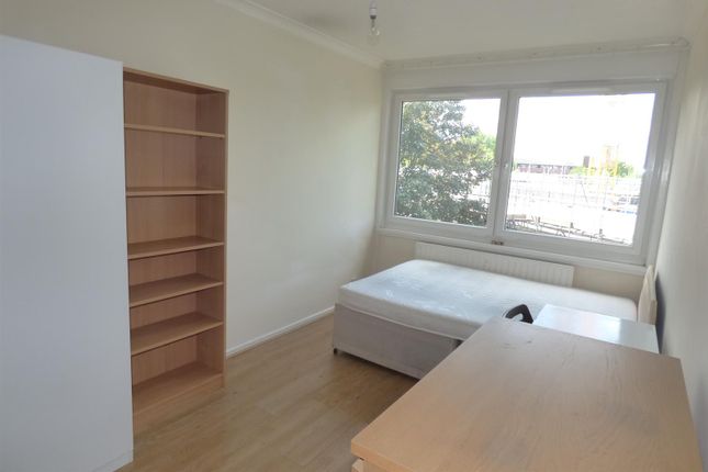 27, Canute Gardens, London photo 4