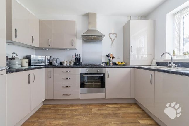 88, St. Lukes Way, Wickford photo 4