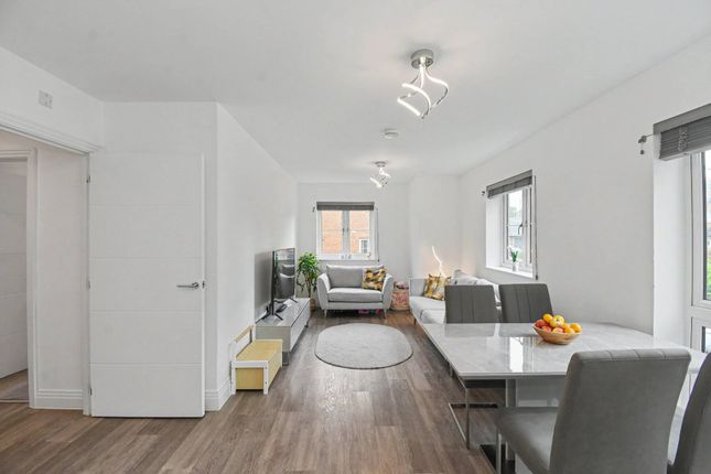 Flat 3 Flynn House, Woodside Close, Bagshot, GU19 5FS photo 4