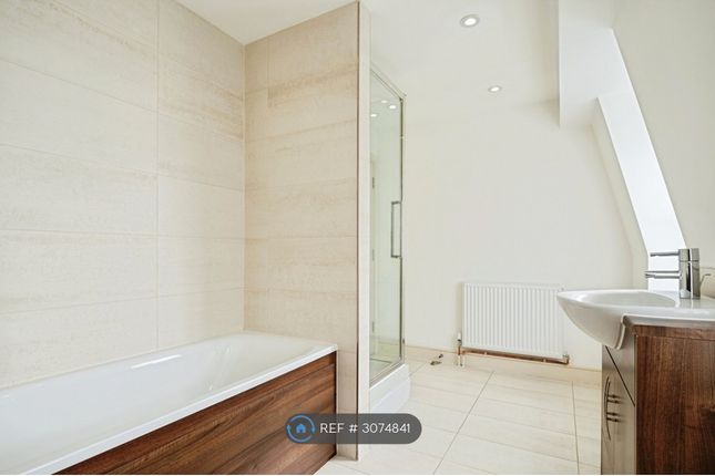 Montague Mews, Tredegar Terrace, London photo 5