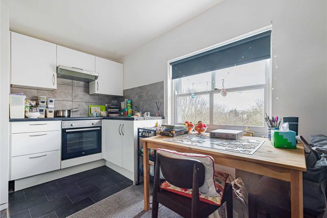Flat 8, 157, Victoria Way, London photo 3