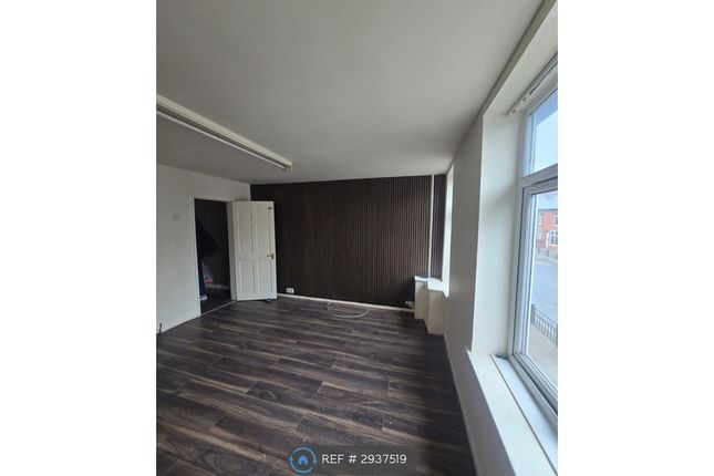 Flat  Ashton Road, Oldham photo 2