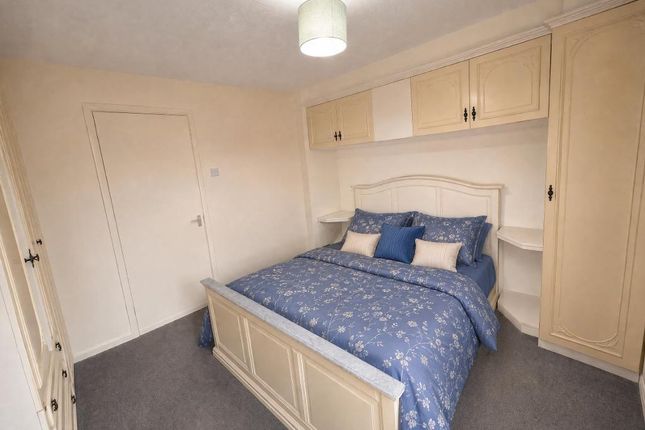 peel court, slough photo 2