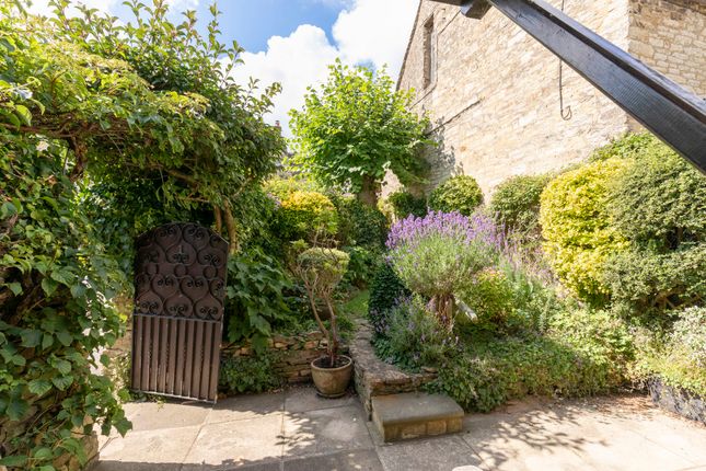Semi-detached house to rent in Sylvester Close, Burford