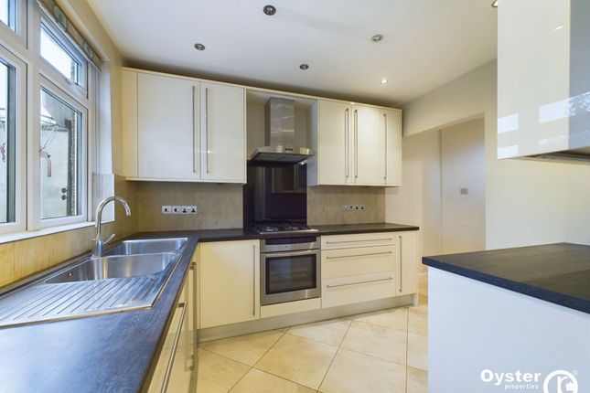 139 Regal Way, Harrow photo 3
