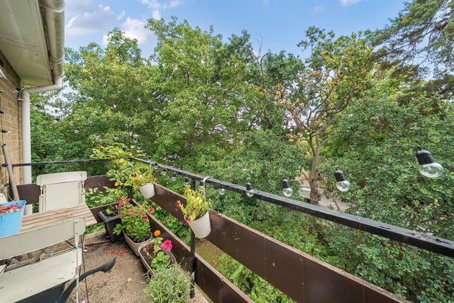 27, Oakdene Court, Surrey photo 2