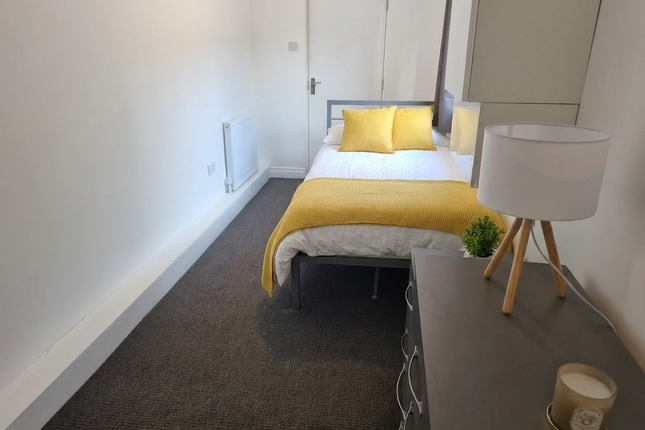 Room 2, 50 College Street, Grantham photo 2