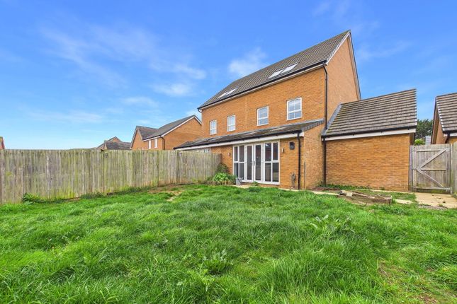 9 Skylark Avenue, Peacehaven photo 4