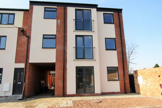 Flat to rent in Haywards Close, Erdington, Birmingham