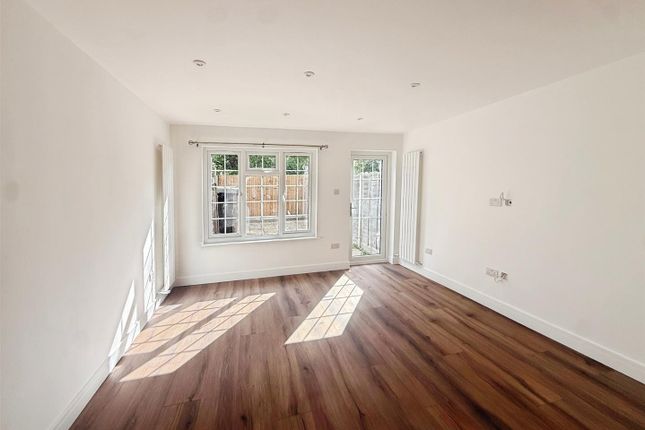 6, George Square, Merton Park photo 3