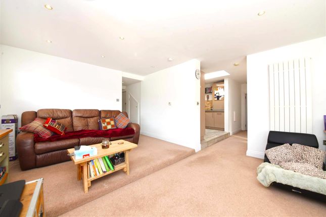 Flat 3, 202, Creighton Avenue, London photo 4