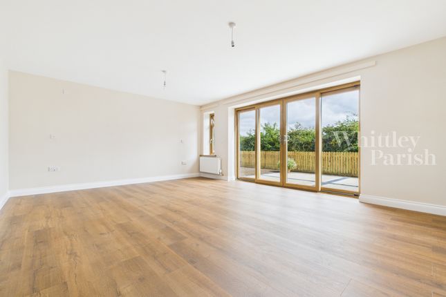 Cam04332G0-Pr0484-Still024