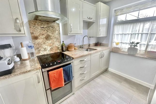 20, Sandringham Road, Potters Bar photo 2