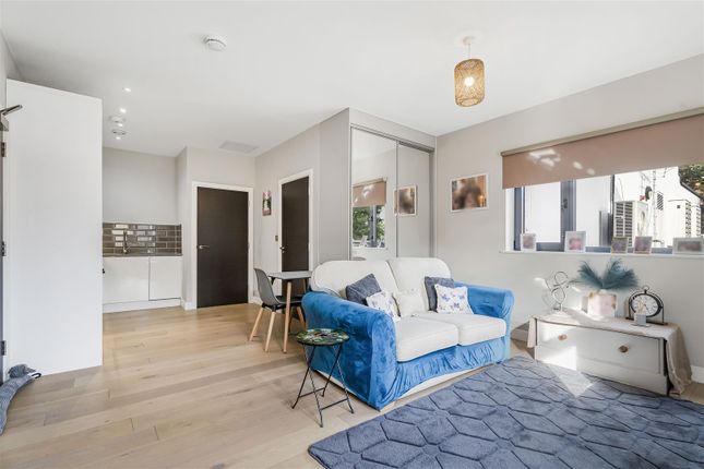 Flat 7, Eton Court 40A, The Broadway, Sutton photo 2