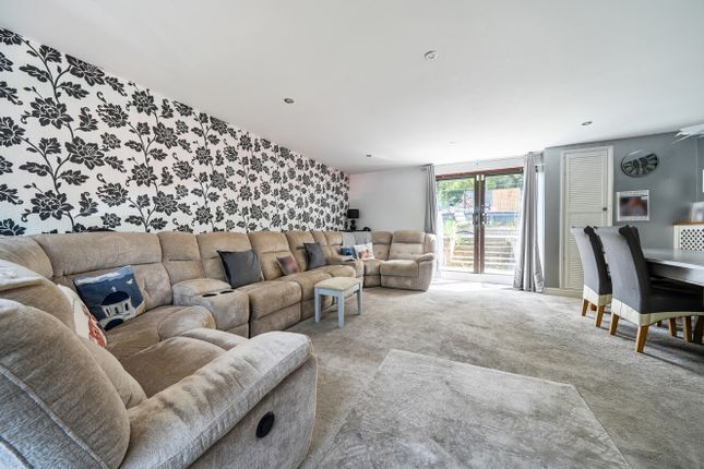 11, Coopers Close, Kent photo 2