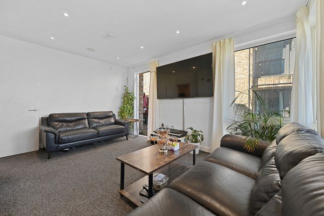 Flat 4 Lucerne Apartments, 91, Hilltop Avenue, London photo 4