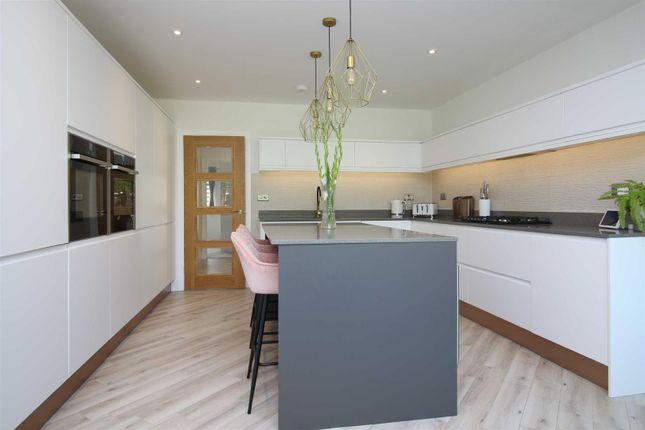 7, Fenleigh Close, Barton On Sea photo 3
