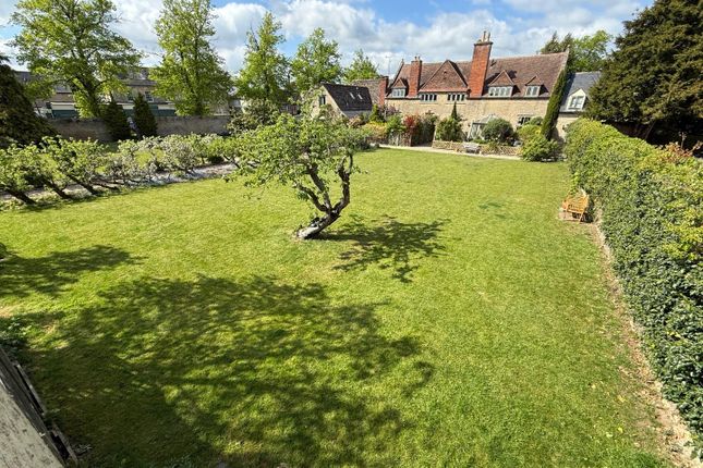 6, Manor Gardens, Lechlade photo 2