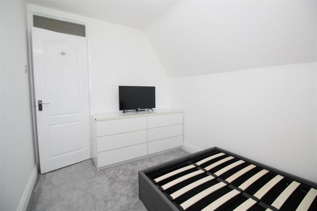 Room to rent in Charm Close, Horley