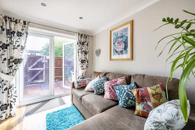 7, Salmond Close, Stanmore photo 4