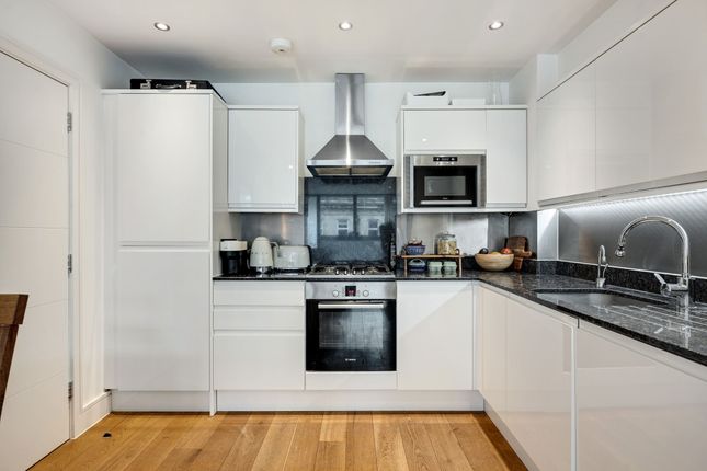 Flat 5, 27 Greenwich High Road, London photo 3