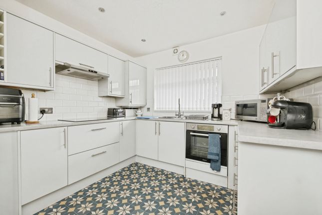 24, Leith Court, Dewsbury photo 3