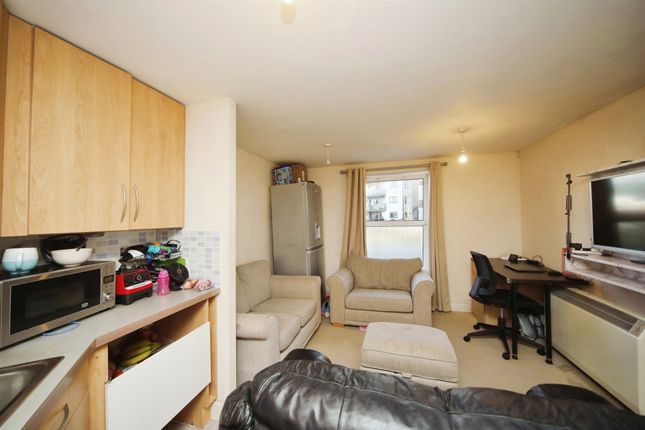 Flat for sale in Standish Court, Taunton