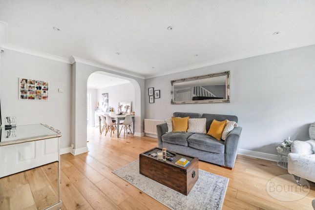 3, Ravenswood Close, Cobham photo 2