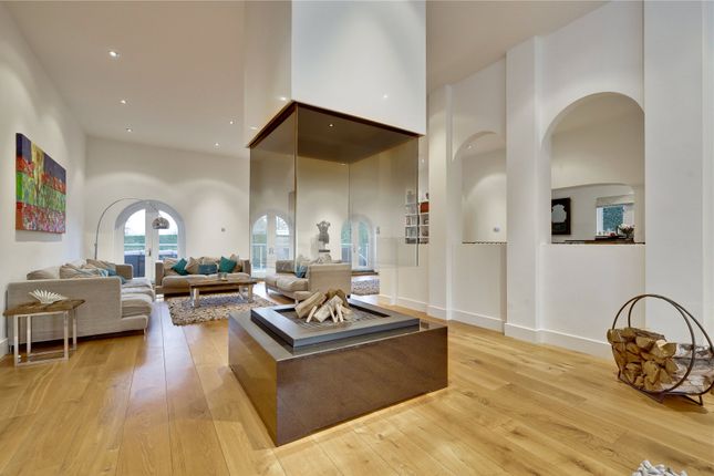 25A,, Ottershaw Park, Chertsey photo 2