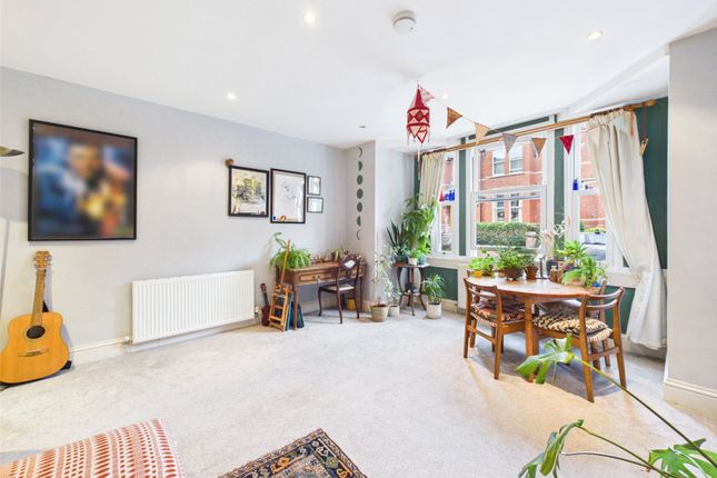 Flat 2, 24, Lansdown, Gloucestershire photo 4