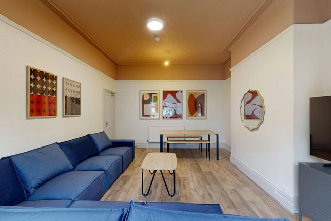 8-bed terraced on Ash Grove, Hyde Park, £5,859/mo