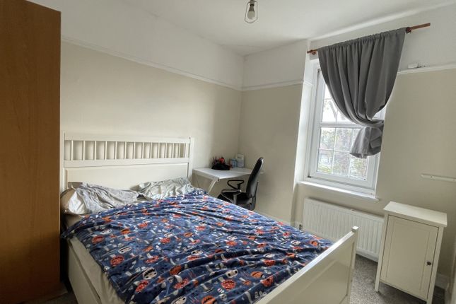 24 River Bank, Winchmore Hill photo 4